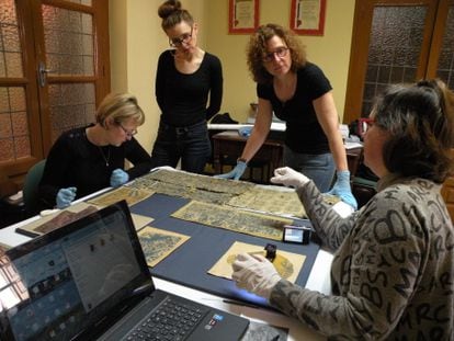 Amanda Dotseth, Jitske Jasperse, Therese Martin y Ana Cabrera, del equipo integrado en el CSIC que investiga las sortijas, durante su estudio de los tejidos medievales del Museo de San Isidoro de León.