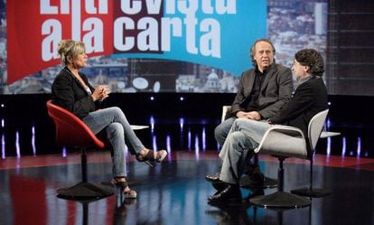 Julia Otero entrevista a Joan Manuel Serrat y Joaquín Sabina en el programa de TVE 'Entrevista a la carta', en 2012. 