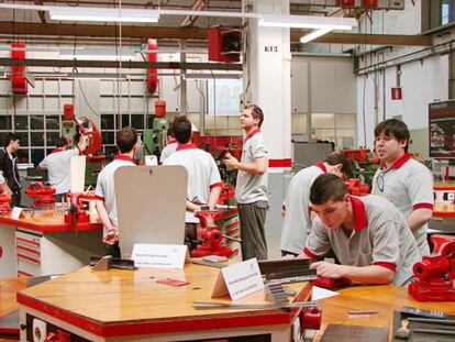 Jóvenes aprendices de la escuela de formación de Seat, con 55 años de vida en España.