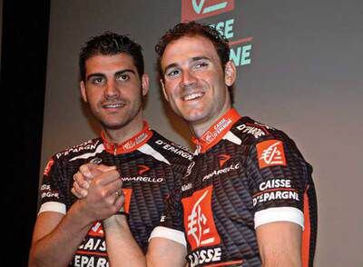 Óscar Pereiro (a la izquierda) y Alejandro Valverde, durante la presentación, en París, del equipo Caisse d'Épargne.