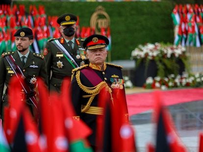 El rey Abdalá de Jordania, acompañado por el príncipe heredero Hussein y el jefe de la Junta de Estado Mayor, general Yousef Huneiti, en una ceremonia en Ammán el 11 de abril.