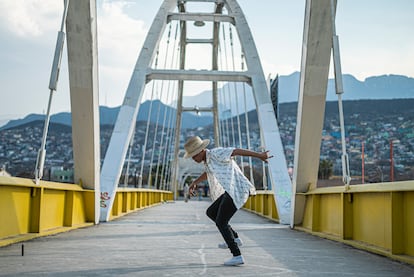 Daniel García Treviño, actor de la película ‘Ya no estoy aquí’ baila cumbia en el puente del Papa, que une la zona céntrica de Monterrey con la colonia Independencia.