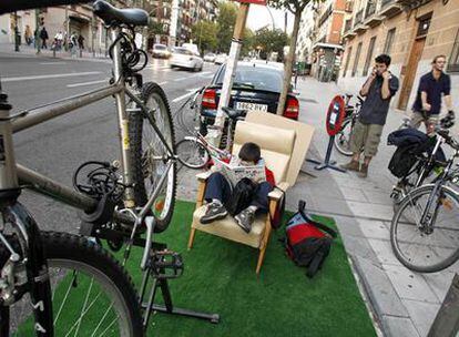 Una de las plazas de aparcamiento ocupadas por colectivos defensores del uso de la bici en la calle de San Bernardo.