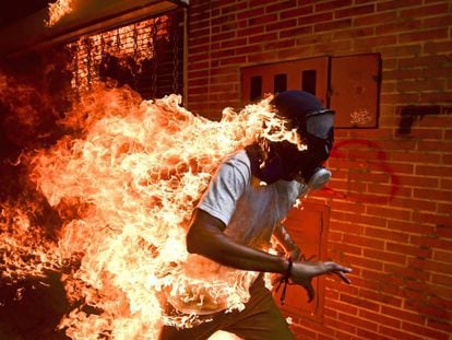 Fotografía ganadora del World Press Photo, que muestra a un manifestante en llamas durante una protesta contra Maduro en Caracas.