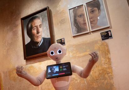 
El Museo Europeo de Arte Moderno (MEAM) de Barcelona presentó este miércoles a Pepper, el primer robot guía en España, diseñado para acompañar a los visitantes e interactuar con ellos a través de la voz o de una pantalla táctil.