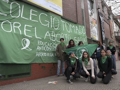 Alumnos de la Escuela de Bellas Artes Rogelio Yrurtia, ocupada en apoyo a la ley del aborto legal.