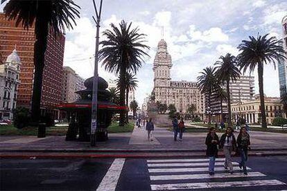 El palacio de Salvo y la plaza de la Independencia de Montevideo.