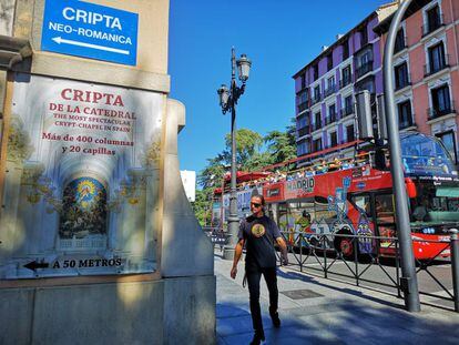 Un cartel en la Calle Mayor anuncia la ubicación de la entrada a la cripta de la catedral de la Almudena.