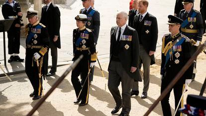 Carlos III junto a su hermana, la princesa Ana, seguido del príncipe Andrés, sin uniforme militar, y el príncipe Eduardo detrás del cortejo fúnebre de Isabel II, el 19 de septiembre. 2022 en Londres.