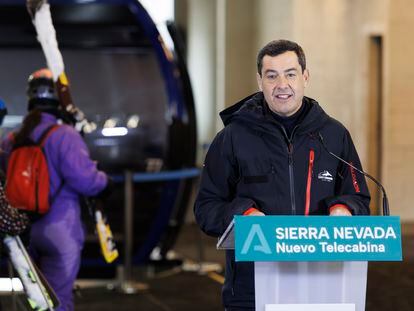 El presidente de la Junta, Juan Manuel Moreno, durante su intervención en la visita al telecabina Al-Ándalus en la estación de esquí de Sierra Nevada (Granada), este jueves.