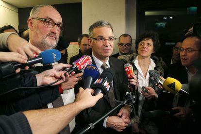 Patrick Benasconi, en el centro, presidente de la patronal CGPME, explica el acuerdo a la prensa. 