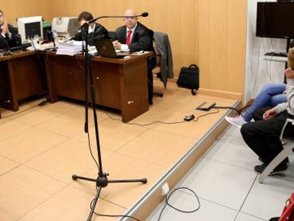 Visión del juzgado de lo penal número cinco de Getafe durante el juicio. A la derecha, cubriéndose el rostro, los dos acusados.