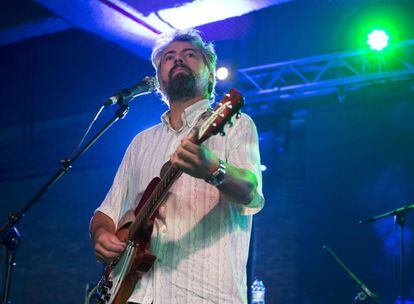 El cantante indie Sr.Chinarro durante un concierto.