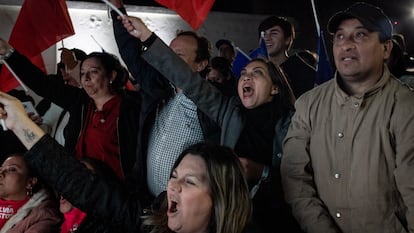 Miembros del Partido Republicano celebran en la sede de comando del partido tras las elecciones de constituyentes en Santiago (Chile), este domingo.