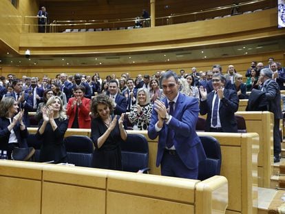 Pedro Sánchez y otros miembros del Ejecutivo aplaudían la aprobación de uno de los decretos, el miércoles en el Senado.