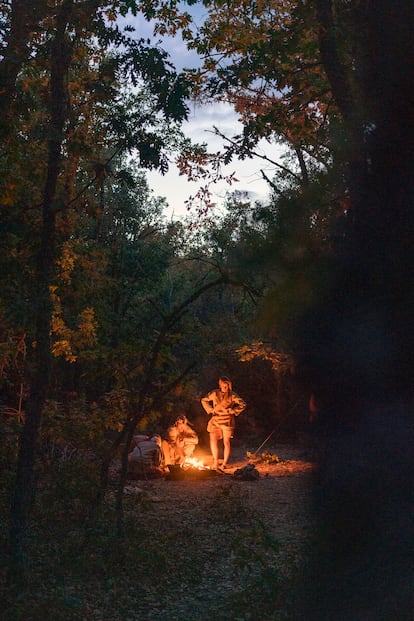 Participantes del campamento paleolítico.