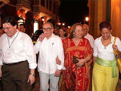 Gabriel García Márquez y su mujer, Mercedes Barcha, pasean cogidos del brazo por Cartagena, acompañados de unos amigos.