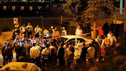 Policía y equipos de emergencia israelíes en el lugar del ataque en la ciudad de Elad, este jueves.