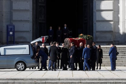 Familiares de Francisco Franco portan el féretro con los restos mortales del dictador tras su exhumación en la basílica del Valle de los Caídos.