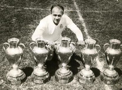 Alfredo di Stéfano, junto a sus cinco trofeos de la Copa de Europa conseguidos