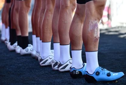 Detalle de las piernas de un grupo de ciclistas antes de la 8ª etapa del Giro de Italia desde Giovinazzo a Vieste.