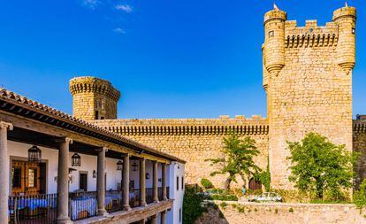 Balcón del parador de Oropesa (Toledo), con el castillo al fondo.
