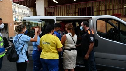 Varios trabajadores con tres menores marroquíes a las puertas del juzgado, tras presentar una denuncia solicitando habeas corpus, este lunes en Canarias.