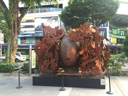 Una de las esculturas del artista en Orchard Road, la principal avenida de Singapur.