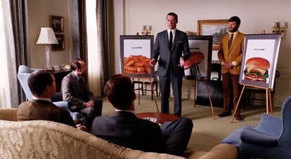 Don Draper y Stan Rizzo, durante la presentación de la campaña que no gustó.