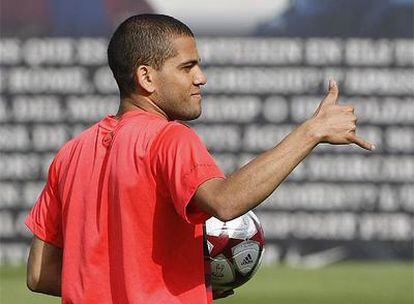 Dani Alves, en un entrenamiento del Barcelona.
