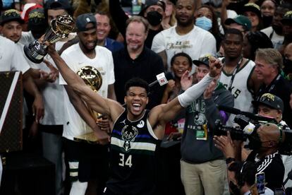 Giannis Antetokounmpo de los Milwaukee Buck celebra el trofeo MVP después de derrotar a los Phoenix Suns en el sexto juego de las finales de la NBA y proclamarse campeones.