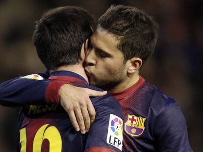 Alba felicita a Messi por su gol. 