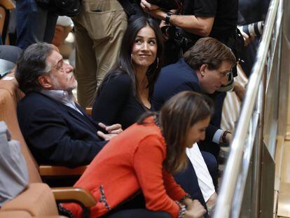 Pepu Hernández en la Asamblea de Madrid junto a Villacís, Almeida y Levy.