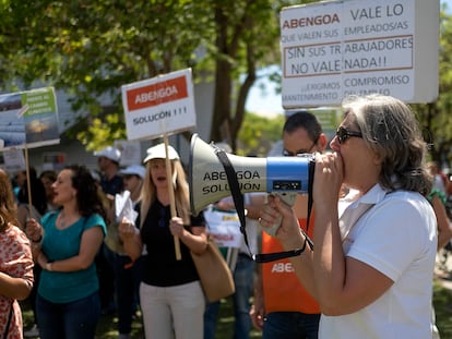 Trabajadores de Abengoa este jueves frente a la consejería de Transformación económica, Industria, Conocimiento y Universidades, donde varios representantes han mantenido una reunión con el consejero.