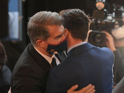 Laporta abraza a Messi en el acto en el que tomó posesión como presidente el Barcelona.