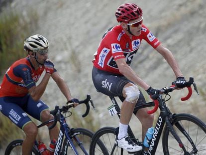 Chris Froome, por delante de Vicenzo Nibali, en la etapa que termin&oacute; en La Pandera.