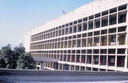 El Palacio de la Asamblea, diseñado por Le Corbusier, en Chandigarh (India).