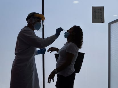 Un enfermero toma muestras a una mujer en un centro médico de Zaragoza para realizarle una prueba de coronavirus.