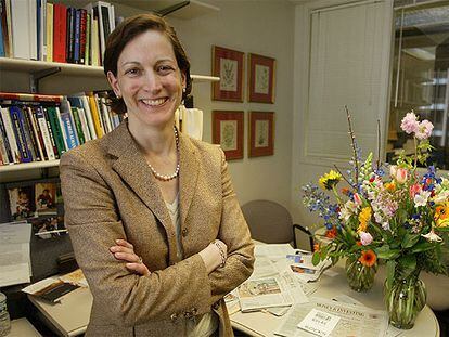 Anne Applebaum, en su despacho de 'The Washington Post', en abril de 2004.