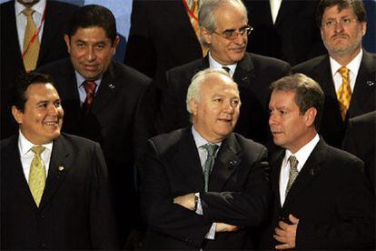 Miguel Ángel Moratinos, habla con el ministro de Exteriores guatemalteco, Jorge Briz Abularch durante la cumbre de Viena.