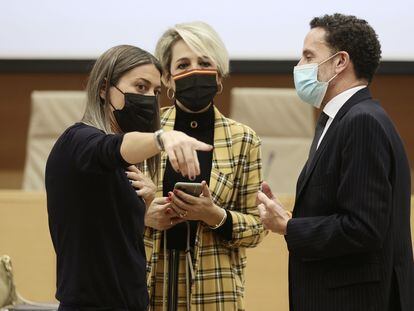 La portavoz de Junts en el Congreso, Miriam Nogueras (a la izquierda), el vicesecretario general de Ciudadanos, Edmundo Bal, y la diputada de Vox Inés María Cañizares, conversan en la comisión de Presupuestos del Congreso.