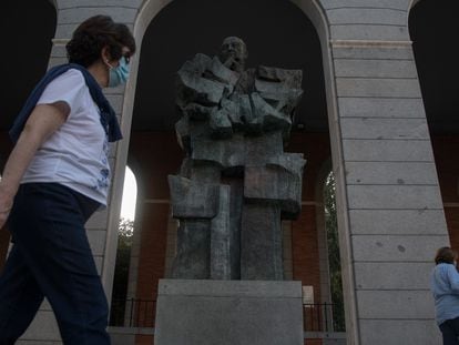 Estatua de Francisco Largo Caballero, en el paseo de la Castellana, en Madrid.