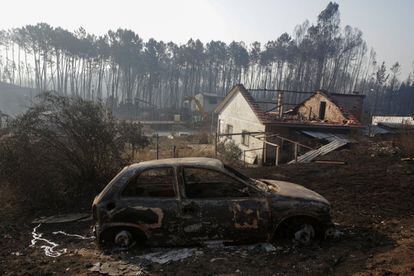 Vivienda y coche quemada después del incendio en Castanheira de Pera.