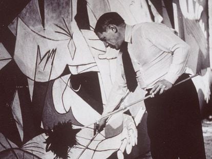 Pablo Picasso  pintando el &lsquo;Guernica&rsquo;, fotografiado por Dora Maar en 1937.