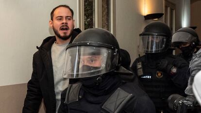Los Mossos d'Esquadra detienen al rapero Pablo Hasél en la Universidad de Lleida, donde se había atrincherado para evitar entrar en la cárcel por injurias a la Corona y apología del terrorismo, en 2021.