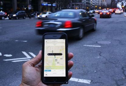 Un hombre muestra la aplicación Uber en su móvil en Washington (EE UU).