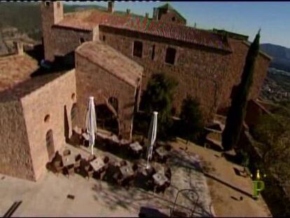 Este emblemático castillo esconde en su interior unas habitaciones elegantes y un restaurante donde degustar los mejor de la cocina catalana