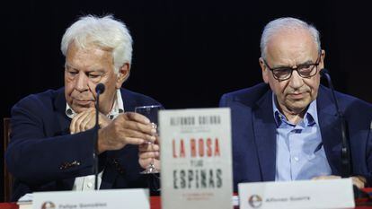 Felipe González y Alfonso Guerra, durante la presentación del último libro de este en el Ateneo de Madrid.