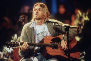 Cobain durante la Grabación del concierto del que saldría, Unplugged in New York', el disco póstumo de Nirvana.