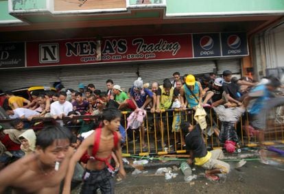Ciudadanos filipinos saquean comercios en la ciudad de Tacloban de la provincia de Leyte.